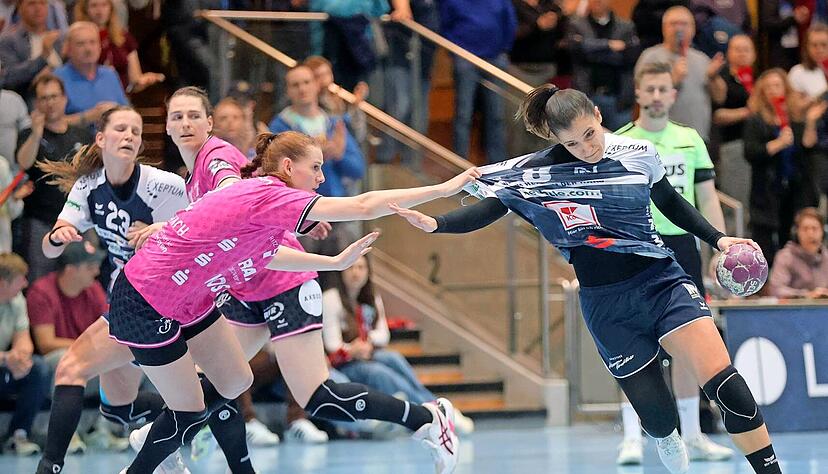 Halt, hiergeblieben: In der Schlussphase versucht die für Metzingen spielende Heilbronnerin Selina Kalmbach (links) die Neckarsulmerin Vasili Gkatziou zu stoppen. Doch die Mühen sind am Ende vergebens. Halt, hiergeblieben: In der Schlussphase versucht die für Metzingen spielende Heilbronnerin Selina Kalmbach (links) die Neckarsulmerin Vasili Gkatziou zu stoppen. Doch die Mühen sind am Ende vergebens.
