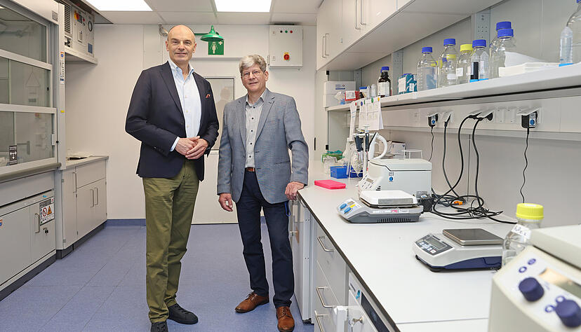 Uwe Martens, Chef der Baden-Württembergischen Krebsgesellschaft und SLK-Onkologe, hat mit HHN-Professor Christian Fegeler (rechts) das Molit-Institut gegründet. Unter dessen Dach arbeiten Wissenschaftler verschiedener Fachrichtungen zusammen, um die individualisierte Krebsmedizin voranzubringen. Uwe Martens, Chef der Baden-Württembergischen Krebsgesellschaft und SLK-Onkologe, hat mit HHN-Professor Christian Fegeler (rechts) das Molit-Institut gegründet. Unter dessen Dach arbeiten Wissenschaftler verschiedener Fachrichtungen zusammen, um die individualisierte Krebsmedizin voranzubringen.