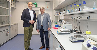 Uwe Martens, Chef der Baden-Württembergischen Krebsgesellschaft und SLK-Onkologe, hat mit HHN-Professor Christian Fegeler (rechts) das Molit-Institut gegründet. Unter dessen Dach arbeiten Wissenschaftler verschiedener Fachrichtungen zusammen, um die individualisierte Krebsmedizin voranzubringen.