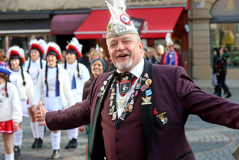 Faschingsauftakt in Heilbronn: Narren ziehen zum Rathaus am Marktplatz