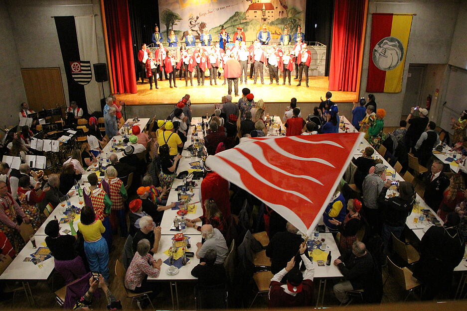 Die Lemia begrüßt zahlreiche Fastnachtsfreunde zu ihrer Prunksitzung im voll besetzten Saal. Die Lemia begrüßt zahlreiche Fastnachtsfreunde zu ihrer Prunksitzung im voll besetzten Saal.
