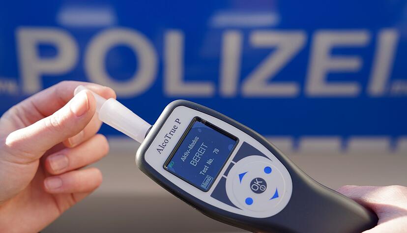 Ziemlich betrunken ist ein Mann mit einem Kleinkind im Auto unterwegs gewesen. (Symbolbild)