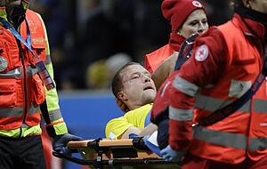 Der Schwede Ludwig Augustinsson wird, nachdem er sich ohne gegnerische Einwirkung verletzt hat, vom Platz getragen. Foto:&nbsp;Luca Bruno