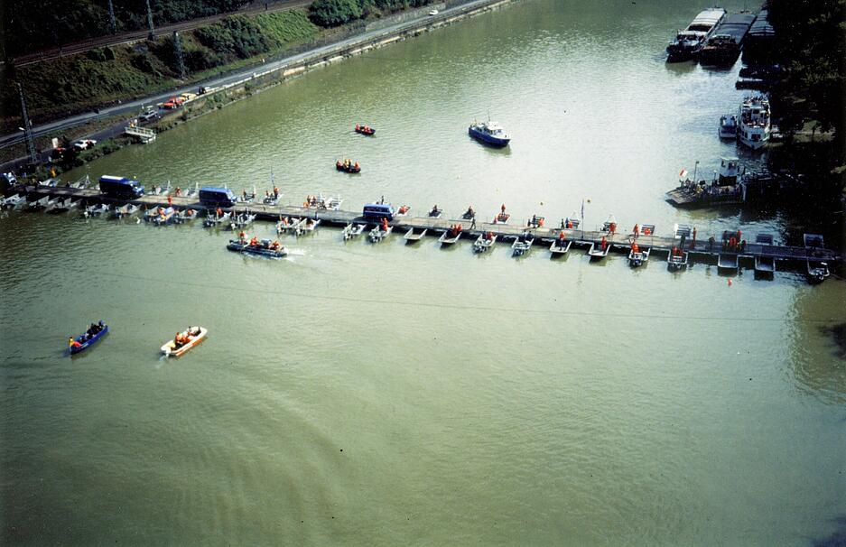 Wie im Jahr 1990 führt im Frühjahr 2025 wieder eine frei begehbare Schwimmbrücke in Haßmersheim über den Neckar. Für Kinder wird eine „Blaue Meile“ mit Einsatzfahrzeugen der Feuerwehr und des Rettungsdienstes geboten.