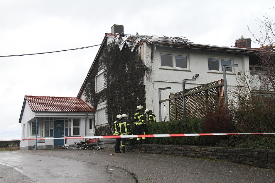 In Eschental demolieren die B&ouml;en des Sturms Burglind ein Dach.
