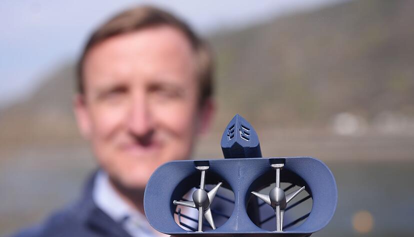 Zwei Turbinen drehen sich durch die Str&ouml;mung des Flusses. (Archivbild)