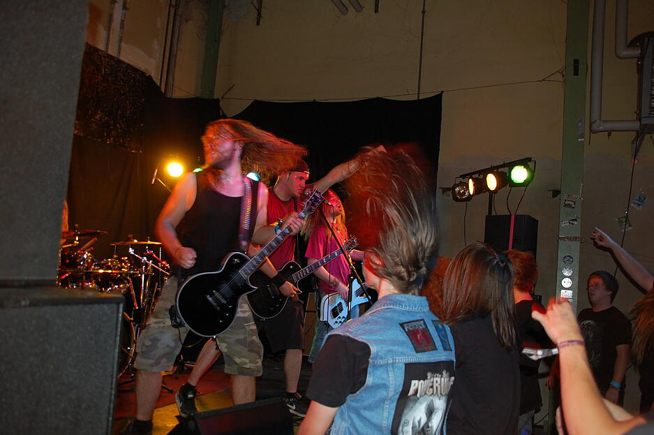 Juni 2012: Lokale Bands präsentieren bei Sunstorm-Festival Musik der härteren Gangart. Acht Bands, darunter die Gruppe African Corpse, heizen dem Publikum richtig ein.
