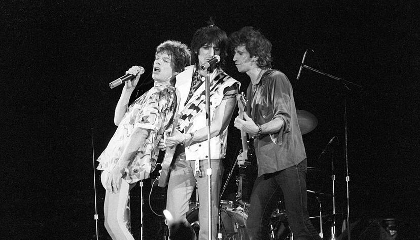 Mick Jagger (l-r), Ron Wood und Keith Richards 1982 in der Frankfurter Festhalle. Mick Jagger (l-r), Ron Wood und Keith Richards 1982 in der Frankfurter Festhalle.