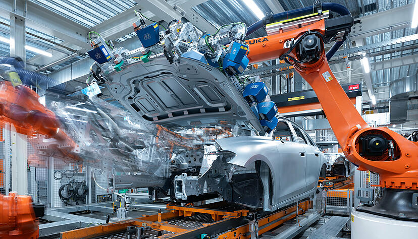 Im Karosseriebau ist Präzisionsarbeit gefragt. Erstmals werden alle Anbauteile automatisiert angebaut. Zudem wird in vielen Bereichen KI genutzt.