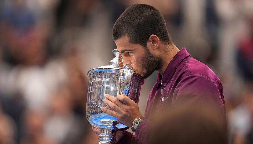 Ein Küsschen für den Pokal: Alcaraz ist neuer US-Open-Champion.
