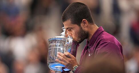 Ein Küsschen für den Pokal: Alcaraz ist neuer US-Open-Champion.