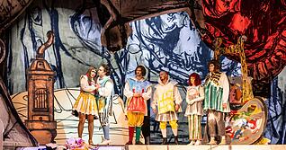 Das tragische Liebespaar Mim&igrave; und Rudolfo (Lubov Karetnikova und Garrett Evers, links) samt K&uuml;nstlerclique in der Boh&egrave;me-Kulisse von Maler Markus L&uuml;pertz.