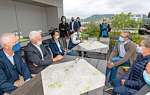 Ministerpräsident Winfried Kretschmann (Zweiter von links) im Gespräch mit Bewohnern der Baugruppe Apollo 19 auf der Dachterrasse im Neckarbogen.
Fotos (2): Mario Berger.