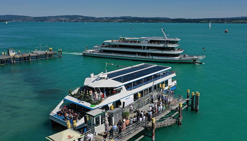 Der elektrobetriebene Katamaran liegt am Landesteg vor der Insel Mainau im Bodensee. Die Region will in Zukunft Vorreiter in Sachen klimaneutrale Schifffahrt sein. Der elektrobetriebene Katamaran liegt am Landesteg vor der Insel Mainau im Bodensee. Die Region will in Zukunft Vorreiter in Sachen klimaneutrale Schifffahrt sein.
