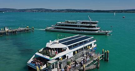 Der elektrobetriebene Katamaran liegt am Landesteg vor der Insel Mainau im Bodensee. Die Region will in Zukunft Vorreiter in Sachen klimaneutrale Schifffahrt sein.