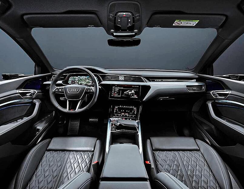 Wir haben die Topversion, den SQ8 E-Tron (ab 98 100 Euro), in der Stadt, auf der Landstraße und Autobahn getestet.