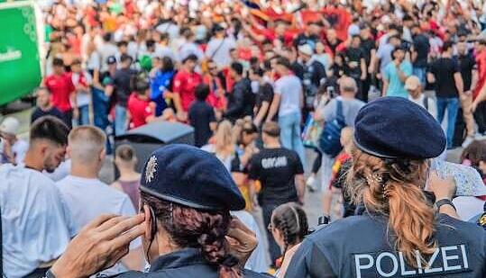 Einsatzkräfte der Polizei beobachten die Lage an der Fan-Zone am Schlossplatz.