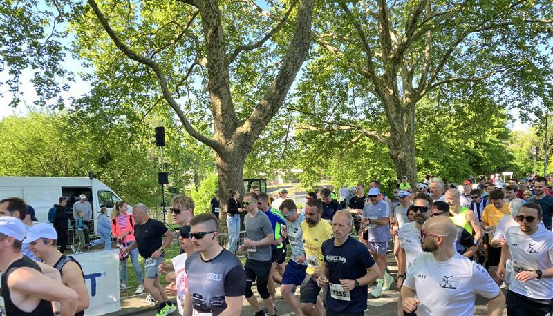 3,2,1: Der Startschuss für den Trollinger-Halbmarathon in Heilbronn ist gefallen.