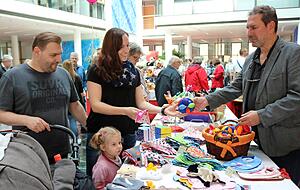 Erstmals auf dem Kreativmarkt und gleich begeistert: Jennifer und Thorsten Eckert (Belzhag) mit Tochter Lea und Sohn Moritz, hier am Stand von Alexander Bergmann.