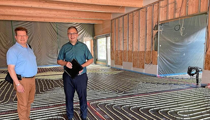 Im August standen Theo Rappold vom katholischen Verwaltungszentrum (links) und Nico Morast auf der Baustelle, im Juni soll der Kindergarten fertig sein. Im August standen Theo Rappold vom katholischen Verwaltungszentrum (links) und Nico Morast auf der Baustelle, im Juni soll der Kindergarten fertig sein.