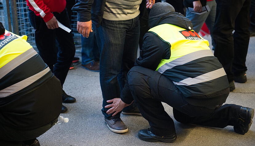 Sicherheitskontrollen sind bei Fu&szlig;ballspielen unerl&auml;sslich. Sie unterliegen strengen Regelungen.