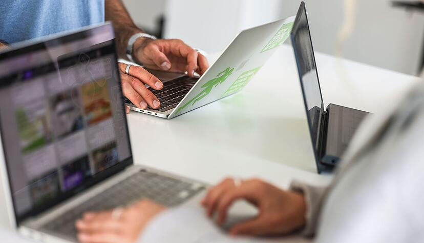 Arbeitsverh&auml;ltnisse im Fokus: Die Unterscheidung zwischen Selbstst&auml;ndigkeit und abh&auml;ngiger Besch&auml;ftigung ist entscheidend f&uuml;r rechtliche und finanzielle Sicherheit.