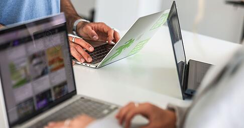 Arbeitsverh&auml;ltnisse im Fokus: Die Unterscheidung zwischen Selbstst&auml;ndigkeit und abh&auml;ngiger Besch&auml;ftigung ist entscheidend f&uuml;r rechtliche und finanzielle Sicherheit.