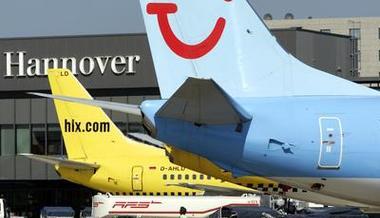 Passagierjets der TUI-Tochter Hapag-Lloyd und der Hapag-Lloyd-Express (dahinter)