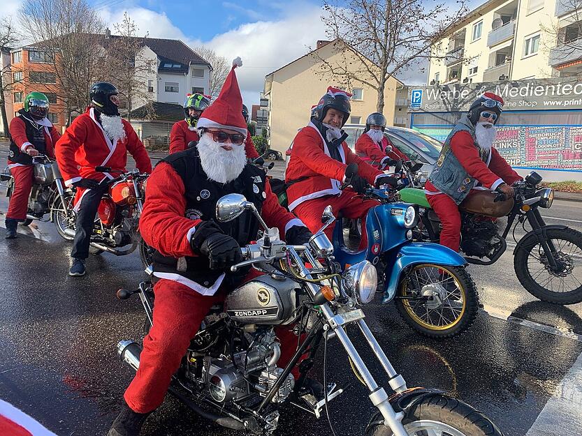 Verkleidet als Nikoläuse fahren sie durch Heilbronn und das Umland. Verkleidet als Nikoläuse fahren sie durch Heilbronn und das Umland.