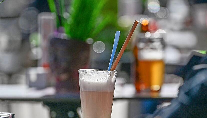 Einen Milchkaffee im Fr&uuml;hling in der Fu&szlig;g&auml;ngerzone genie&szlig;en: Das Vergn&uuml;gen d&uuml;rfte f&uuml;r Kaffeeliebhaber bald teurer werden. Denn die gro&szlig;en Kaffeer&ouml;ster haben deutliche Preiserh&ouml;hungen angek&uuml;ndigt.
Foto: dpa