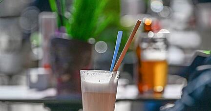 Einen Milchkaffee im Fr&uuml;hling in der Fu&szlig;g&auml;ngerzone genie&szlig;en: Das Vergn&uuml;gen d&uuml;rfte f&uuml;r Kaffeeliebhaber bald teurer werden. Denn die gro&szlig;en Kaffeer&ouml;ster haben deutliche Preiserh&ouml;hungen angek&uuml;ndigt.
Foto: dpa