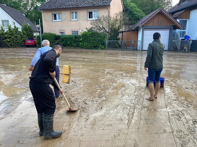 Überall wird geschippt, gekärchert, geputzt.