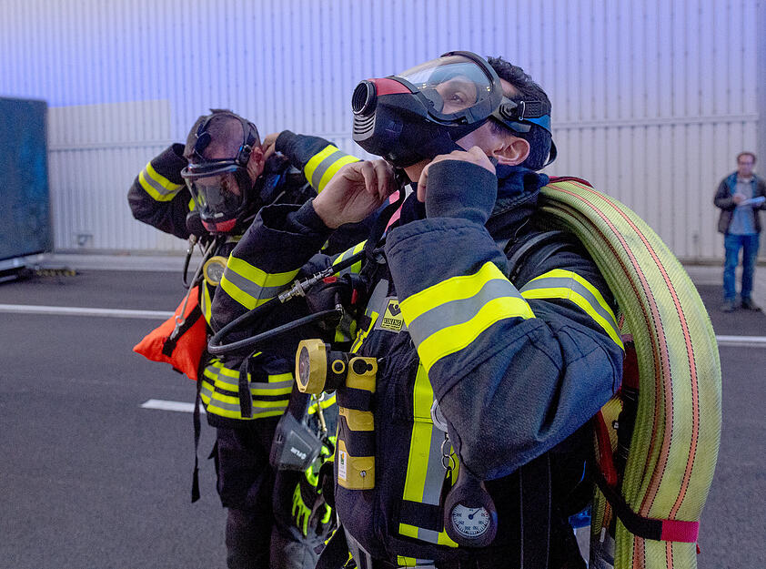 Dass die Wehren an A11 üben, hat mehrere Gründe, erklärt Alexander Link, der die Werksfeuerwehr leitet. Dass die Wehren an A11 üben, hat mehrere Gründe, erklärt Alexander Link, der die Werksfeuerwehr leitet.