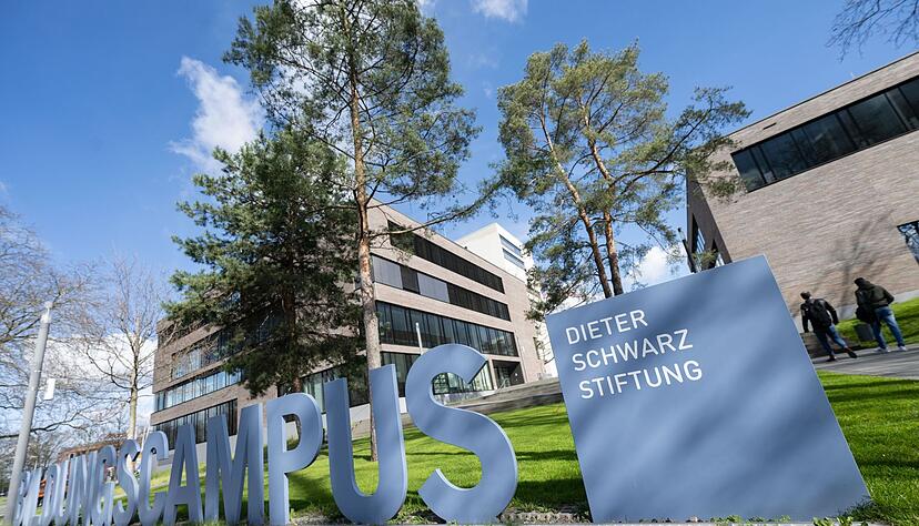 Ein Schriftzug weist auf den Bildungscampus Heilbronn hin. Ein Schriftzug weist auf den Bildungscampus Heilbronn hin.