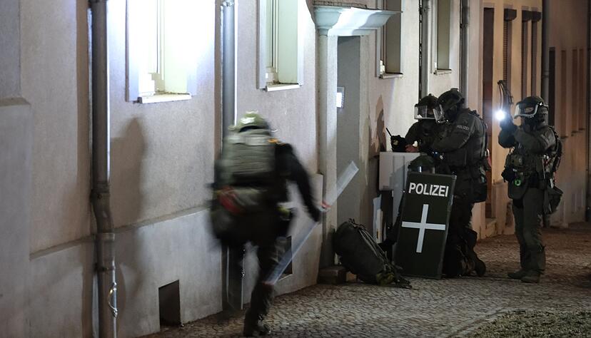 Am frühen Morgen durchsucht die Polizei in Zusammenhang mit der Attacke auf dem Weihnachtsmarkt ein Wohnhaus. Am frühen Morgen durchsucht die Polizei in Zusammenhang mit der Attacke auf dem Weihnachtsmarkt ein Wohnhaus.