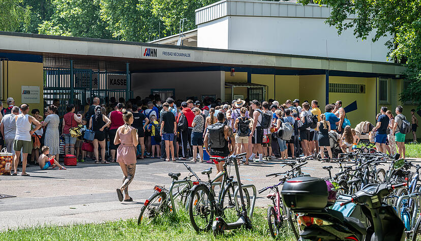 Hitze in Heilbronn: vor dem Freibad Neckarhalde hat sich eine lange Schlange gebildet.