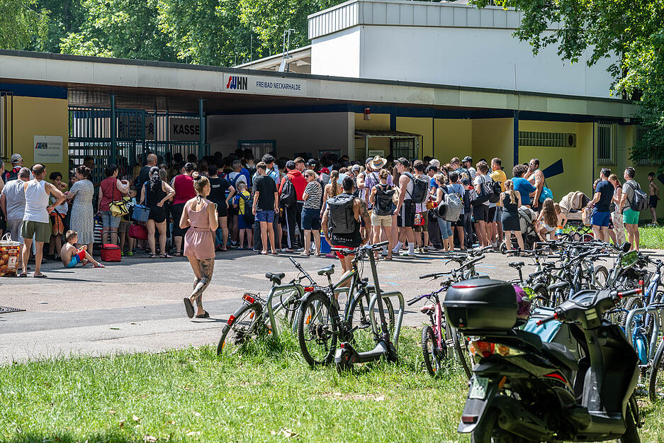 Hitze in Heilbronn: vor dem Freibad Neckarhalde hat sich eine lange Schlange gebildet.