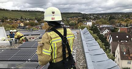 Die Heilbronner Feuerwehr im Einsatz: Eine orkanartige B&ouml;e erfasste ein Flachdach und riss die Attika aus der Verankerung.