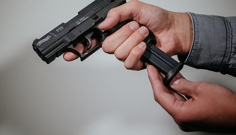 Um Schreckschuss-Pistolen in der &Ouml;ffentlichkeit zu f&uuml;hren, braucht man einen kleinen Waffenschein.