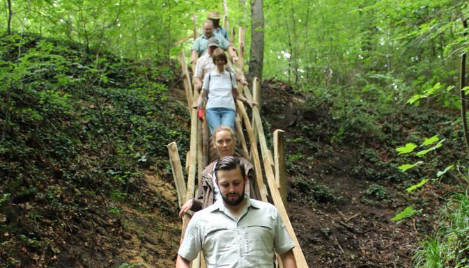 Die Gemeinde W&uuml;stenrot gab den lange gesperrten und neu gesicherten Rundwanderweg zum Silberstollen bei einer Wanderung mit Forstmitarbeitern und Mitgliedern des Schw&auml;bischen Albvereins wieder frei. Foto: D&ouml;ttling, Gustav