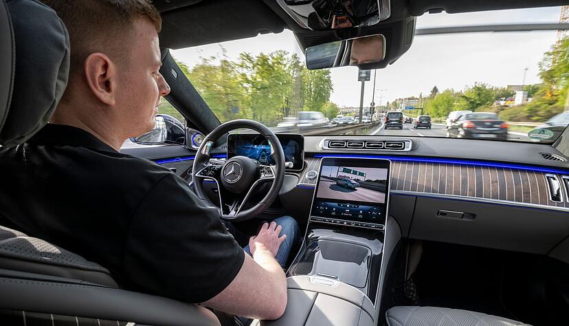 Einfach mal abschalten: Im gewissen Umfang unter gewissen Bedingungen muss der Fahrer sich bei aktivem Drive Pilot phasenweise einmal nicht dem Verkehr widmen.