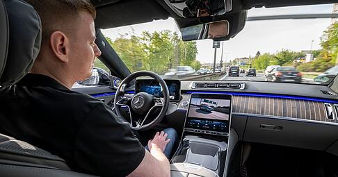 Einfach mal abschalten: Im gewissen Umfang unter gewissen Bedingungen muss der Fahrer sich bei aktivem Drive Pilot phasenweise einmal nicht dem Verkehr widmen.