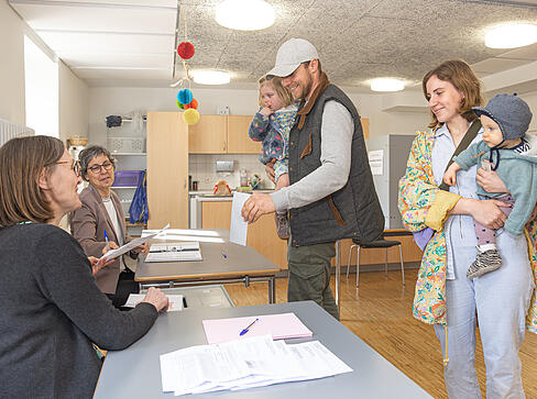 Wähler geben ihre Stimmzettel in der Herzog-Ulrich-Schule in Lauffen ab. Wähler geben ihre Stimmzettel in der Herzog-Ulrich-Schule in Lauffen ab.