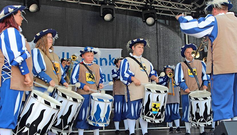 Beim 45. Stadtfest ist für jeden musikalischen Geschmack etwas dabei. Bei der offiziellen Eröffnung am Samstag wird wieder der Fanfarenzug spielen.
Foto: Archiv/Schick Beim 45. Stadtfest ist für jeden musikalischen Geschmack etwas dabei. Bei der offiziellen Eröffnung am Samstag wird wieder der Fanfarenzug spielen.
Foto: Archiv/Schick