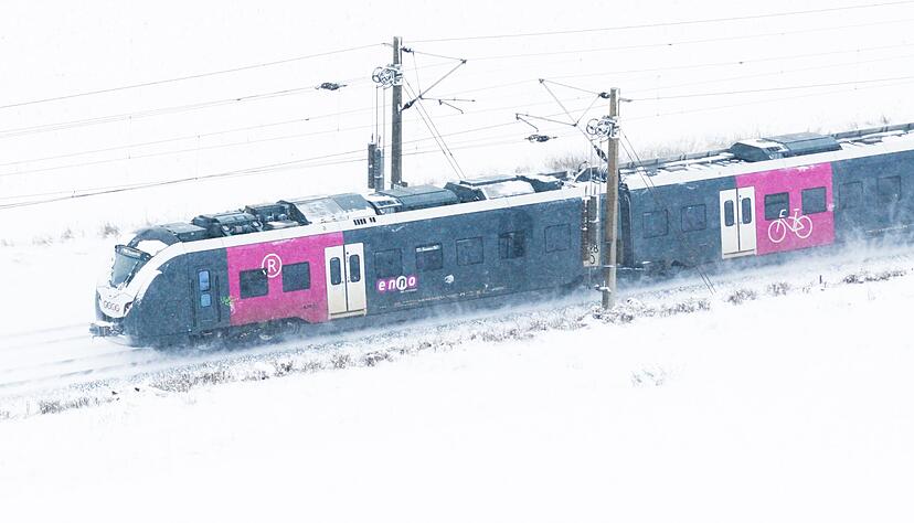 Der Zugverkehr hatte mit den Folgen von Schnee und Eis zu k&auml;mpfen.