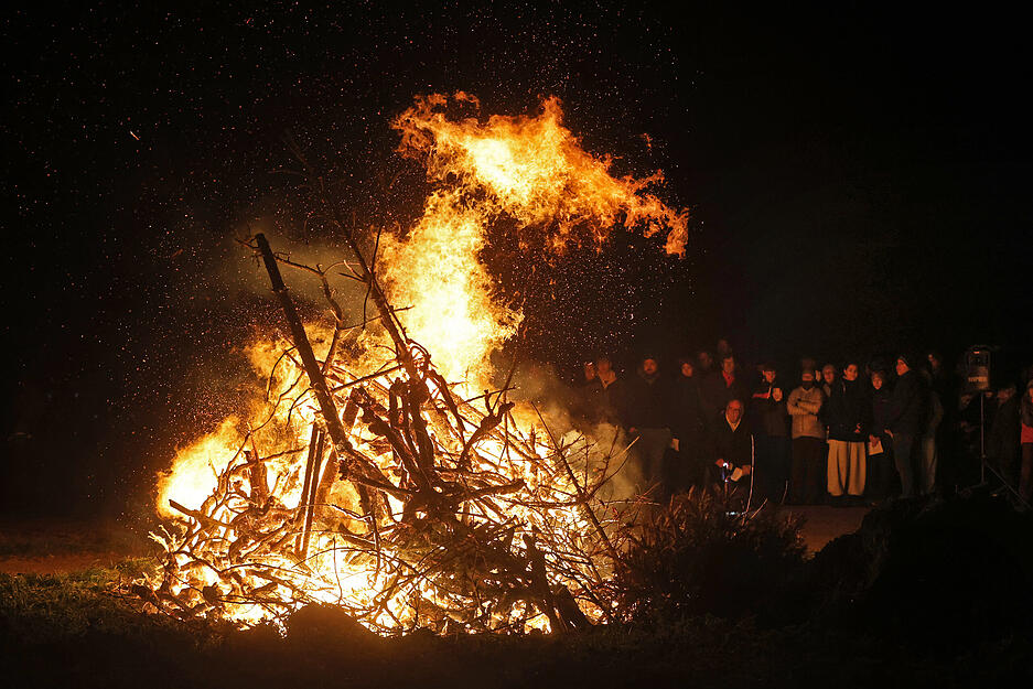 Das Feuer lodert. Das Feuer lodert.