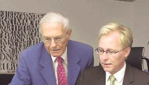 Staffel&uuml;bergabe im Jahr 1998: Frank Distelbarth und Tilmann Distelbarth.