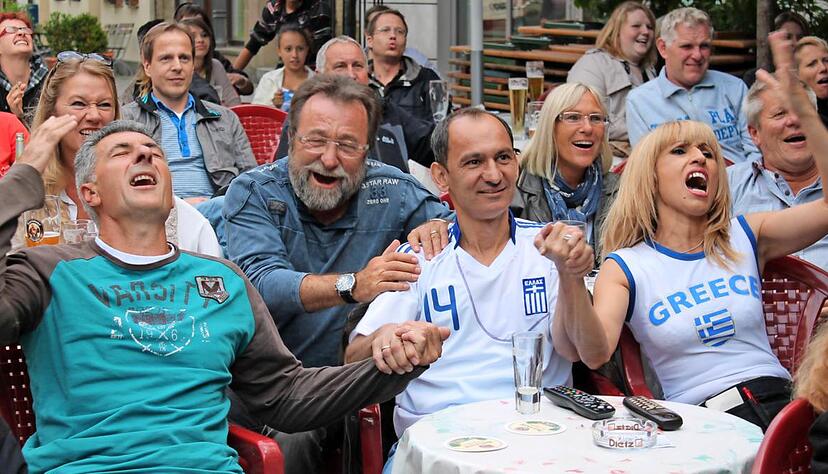 CDU-Stadtrat und Café-de-Paris-Wirt Stefanos Stefanidis (Mitte) ist der Wortführer der Gastronomen, die eine deutliche Lockerung der Sperrzeitverordnung wünschen. Die Stadt will den Wirten ein Stück weit entgegenkommen.Foto: Archiv/Reichert