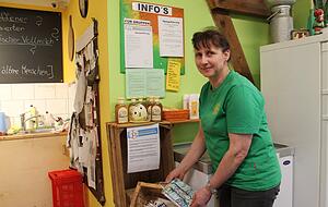 In den Hofladen von Elke Sommer kommen deutlich mehr Kunden als sonst. Hier gibt es auch selbstgen&auml;hte Stoffmasken. Foto: Bigna Fink