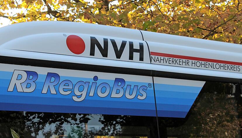 Erweiterte und vom Land geförderte Regiobuslinien sollen Mittel- und Unterzentren ohne Bahnanschluss jeden Tag verlässlich ans Schienennetz anbinden. Erweiterte und vom Land geförderte Regiobuslinien sollen Mittel- und Unterzentren ohne Bahnanschluss jeden Tag verlässlich ans Schienennetz anbinden.